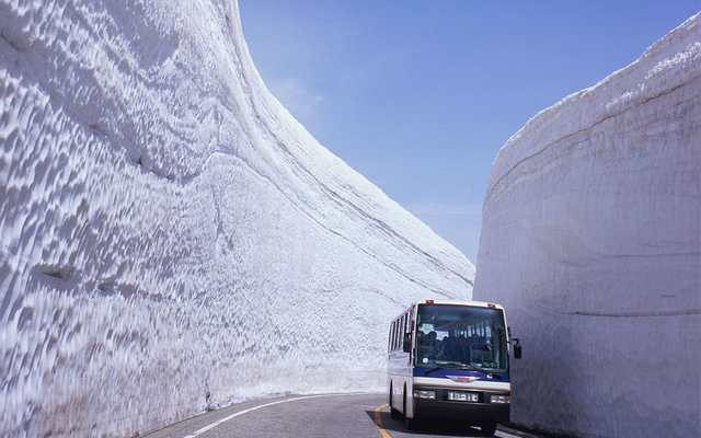 日本立山黑部阿尔卑斯路线开放 可欣赏雪墙奇观