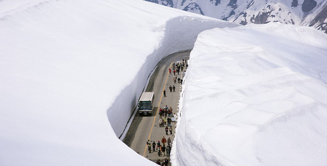 日本立山黑部阿爾卑斯路線開放 可欣賞雪墻奇觀