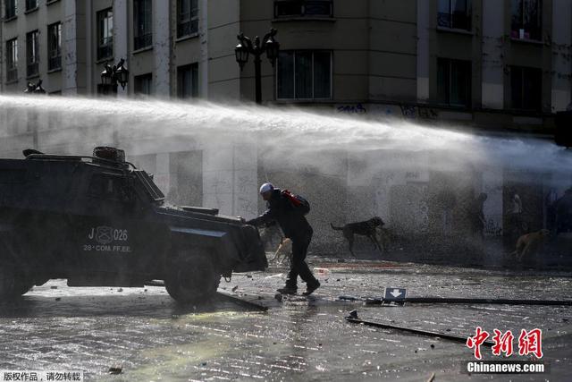 智利民众抗议公共教育现状 遭警方高压水枪驱逐
