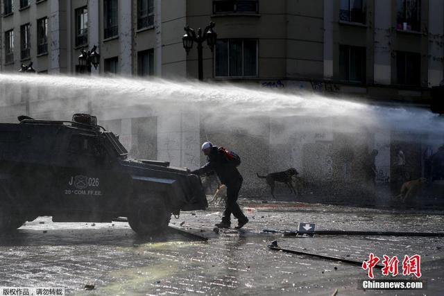 智利民眾抗議公共教育現狀 遭警方高壓水槍驅逐