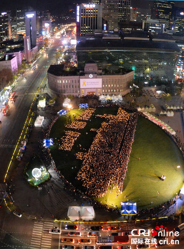 民众首尔广场举烛组成“世越号”船体形象