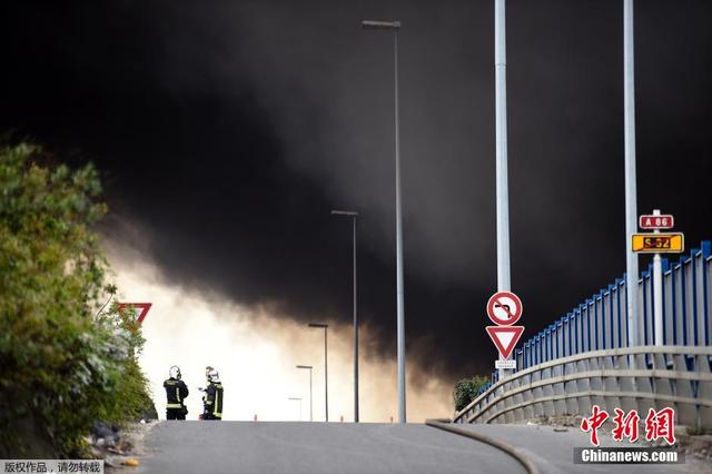巴黎北部一纺织品仓库起火 升起滚滚黑烟