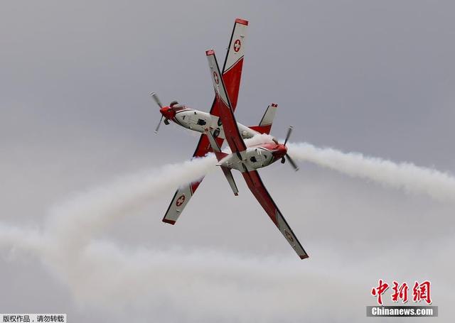 瑞士空軍媒體日表演飛行特技