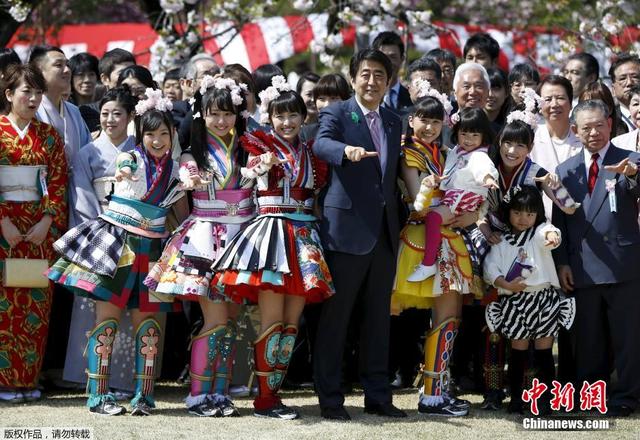 安倍參加年度賞櫻大會 與少女組合成員一同擺pose