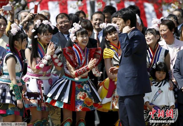 安倍參加年度賞櫻大會 與少女組合成員一同擺pose
