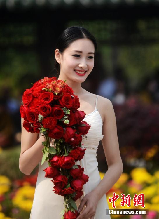 时尚美女约会扬州春天 瘦西湖演绎“花的盛宴”