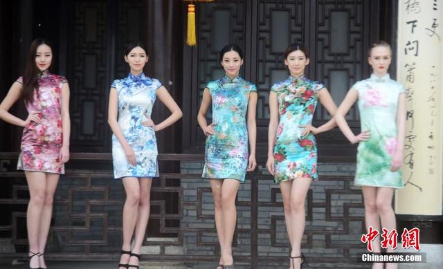 时尚美女约会扬州春天 瘦西湖演绎“花的盛宴”