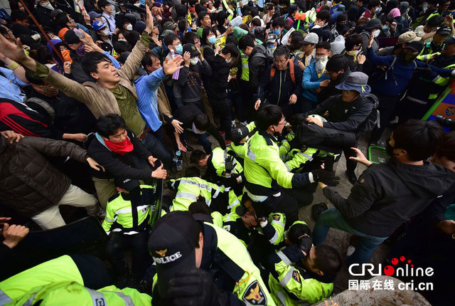 韩"世越号"遇难者家属游行被阻 与警方发生激烈冲突