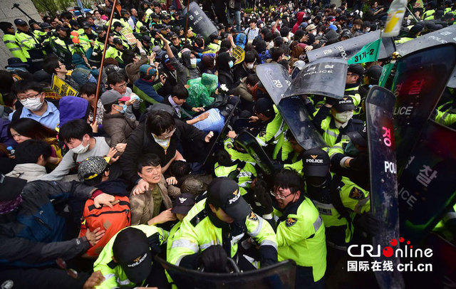 韩"世越号"遇难者家属游行被阻 与警方发生激烈冲突