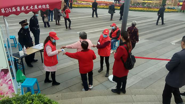 重慶巴南區：菊花展上“志願紅”成為“文明風景線”