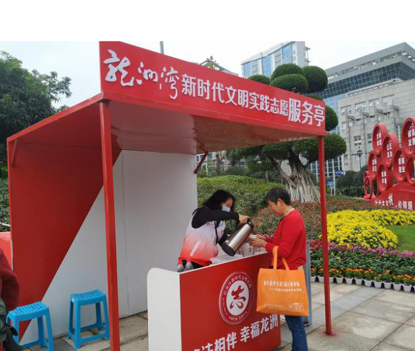重庆巴南区：菊花展上“志愿红”成为“文明风景线”