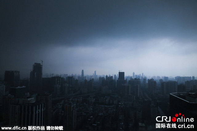广州普降大雨 天空黑云密布犹如恐怖大片