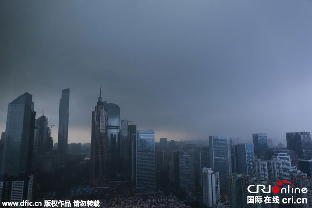 广州普降大雨 天空黑云密布犹如恐怖大片