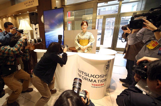 机器人前台现身日本百货店 穿和服迎接客人