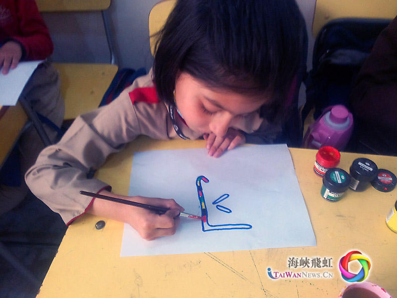 巴基斯坦小学生写出“彩虹色”的“习”字。