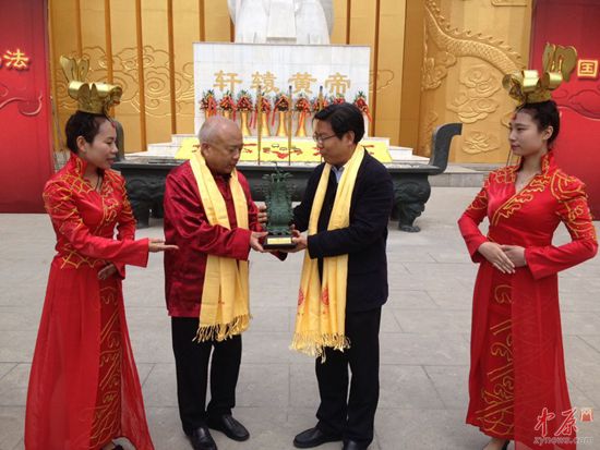 书法家柳国庆写百"福"献拜祖大典 祈福国泰民安