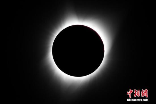 美国民众观赏99年一遇“世纪日食”