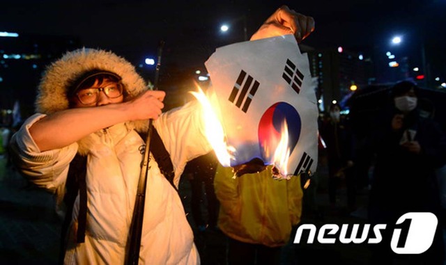 韩国民众追悼“世越号”与警方起冲突 怒烧太极旗