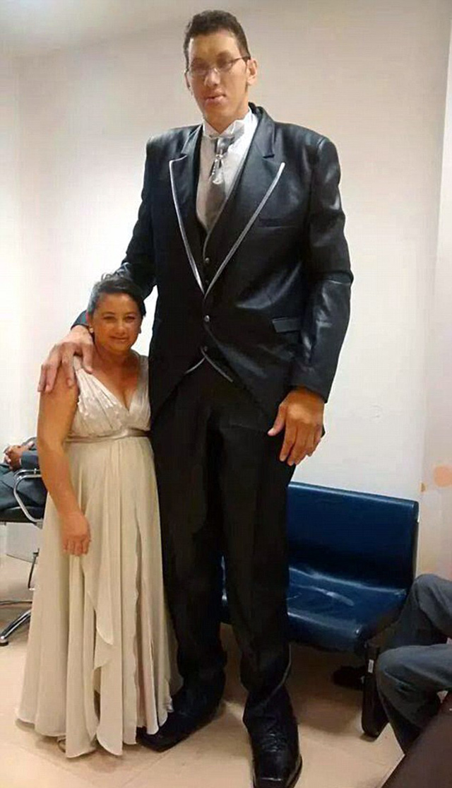 巴西第一巨人身高超2.3米 迎娶1.5米新娘