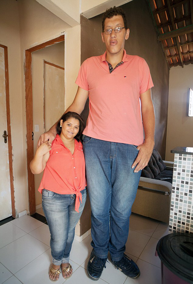 巴西第一巨人身高超2.3米 迎娶1.5米新娘