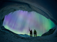加拿大冰川夜景美如梦幻 璀璨极光点亮夜空