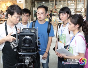 川台学生体验摄影和照片冲洗技术