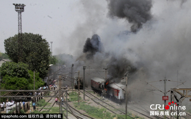 印度新德里兩列火車6節車廂突發大火