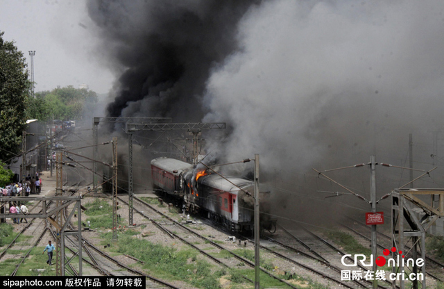 印度新德里两列火车6节车厢突发大火