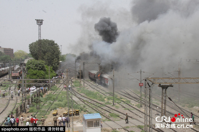 印度新德里两列火车6节车厢突发大火