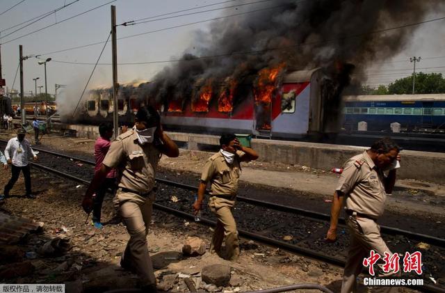 印度新德里兩列火車6節車廂突發大火