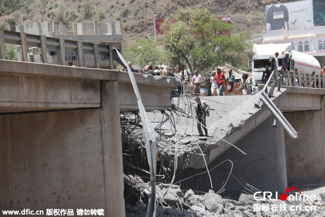 沙特空袭也门炸毁桥梁 造成至少24人死亡