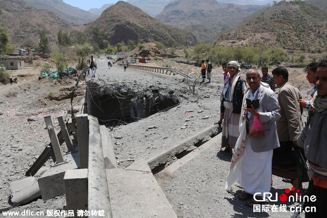 沙特空袭也门炸毁桥梁 造成至少24人死亡