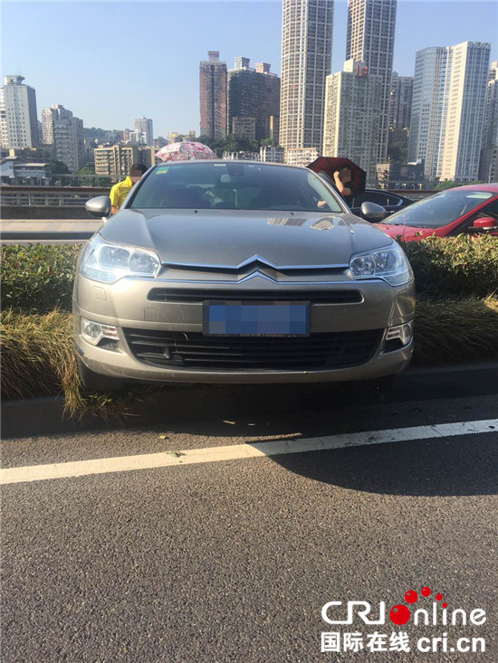 已过审【法制安全　列表】变道时与后车发生碰撞 小车“猛回头”撞绿化带