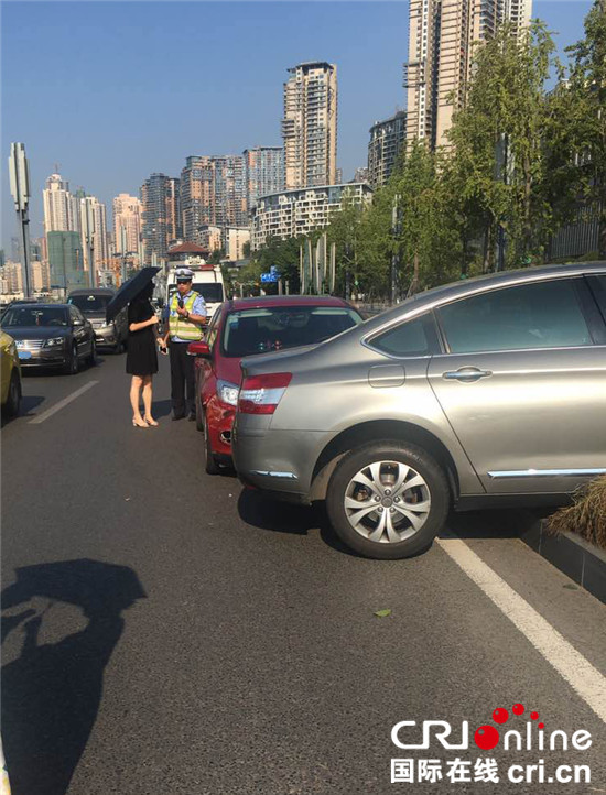 已过审【法制安全　列表】变道时与后车发生碰撞 小车“猛回头”撞绿化带