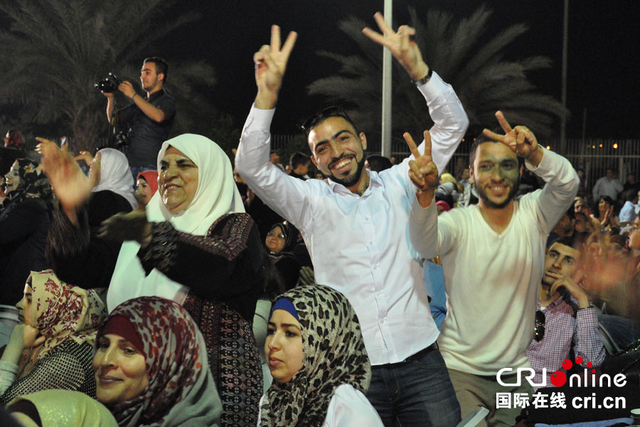 经济困难失业率高 巴勒斯坦年轻人选择集体婚礼以减少开销
