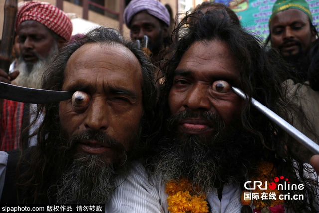 印度穆斯林苏菲派信徒自虐庆祝乌尔斯节