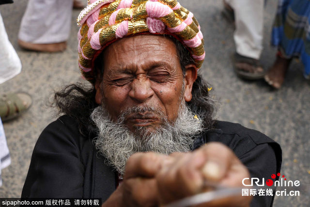 印度穆斯林苏菲派信徒自虐庆祝乌尔斯节