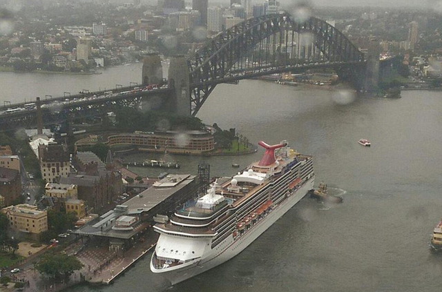 强风暴袭击澳大利亚 居民在洪水中划船冲浪