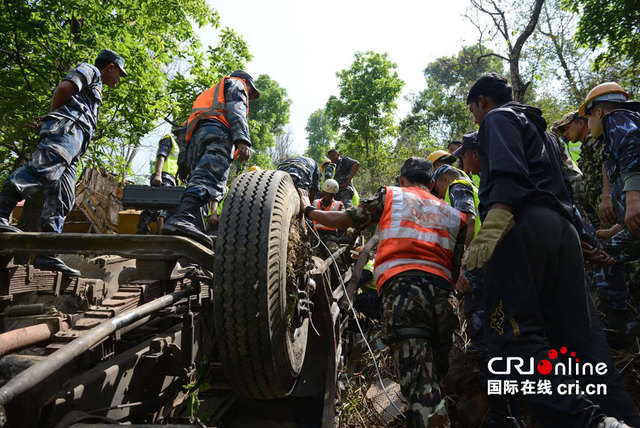 印度公交車尼泊爾墜谷致16人遇難