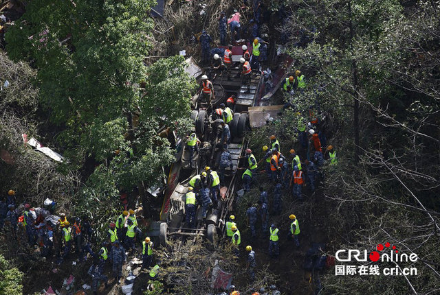 印度公交車尼泊爾墜谷致16人遇難