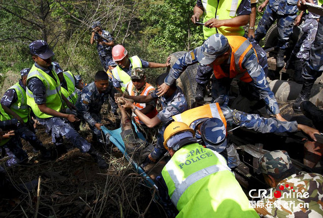 印度公交車尼泊爾墜谷致16人遇難