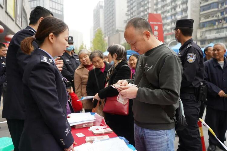 重庆涪陵警方为20余名受害人发放追回财物