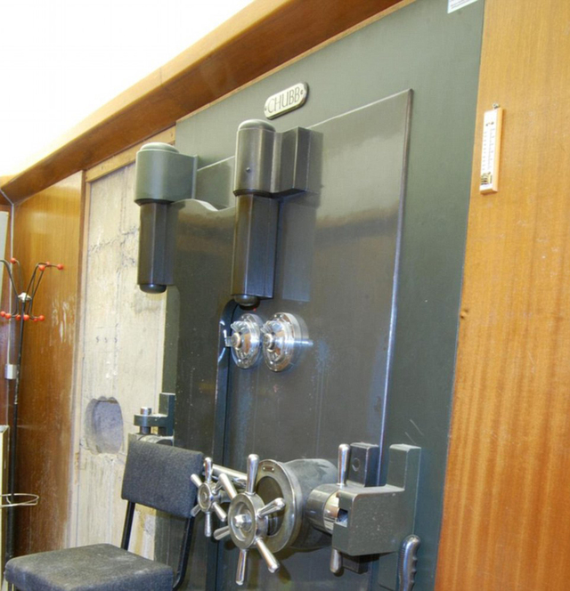 英国史上最大盗窃案现场曝光 窃贼挖墙撬电梯手段专业