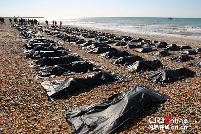 英国活动家"躺尸"海边 呼吁关注遇难移民