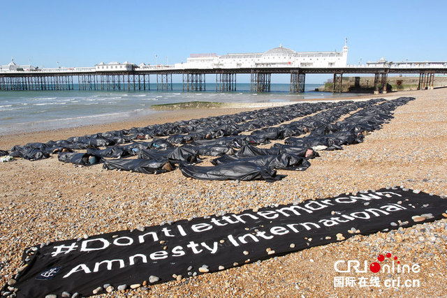 英国活动家"躺尸"海边 呼吁关注遇难移民