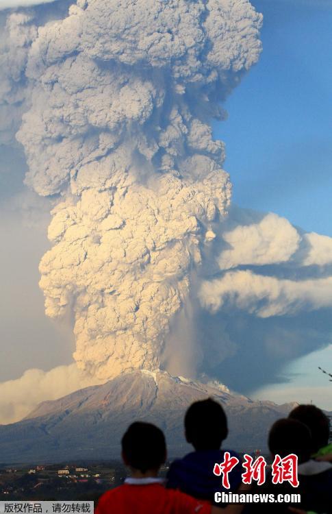 智利維利亞裏卡火山噴發 政府發佈橙色警告