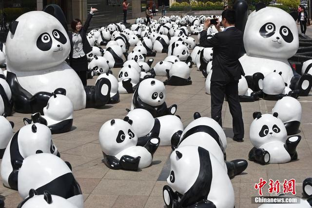 300只卡通熊猫亮相山西太原
