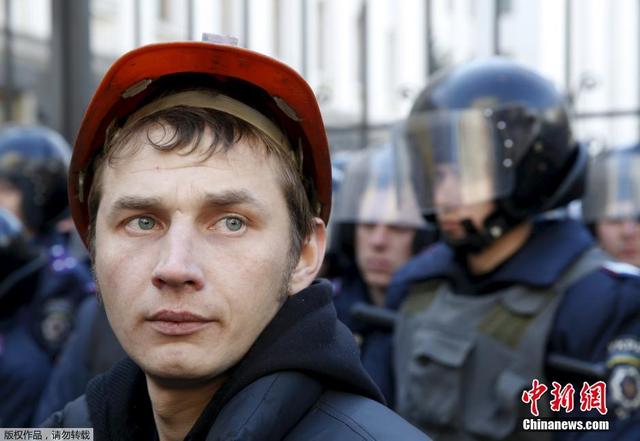 乌克兰数千矿工集会抗议煤矿关闭