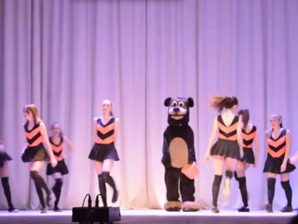 俄舞蹈学校学生集体表演电臀舞被指亵渎国家