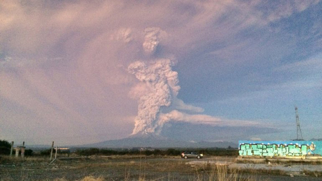 智利卡尔布科火山爆发 血色漫天如末日降临